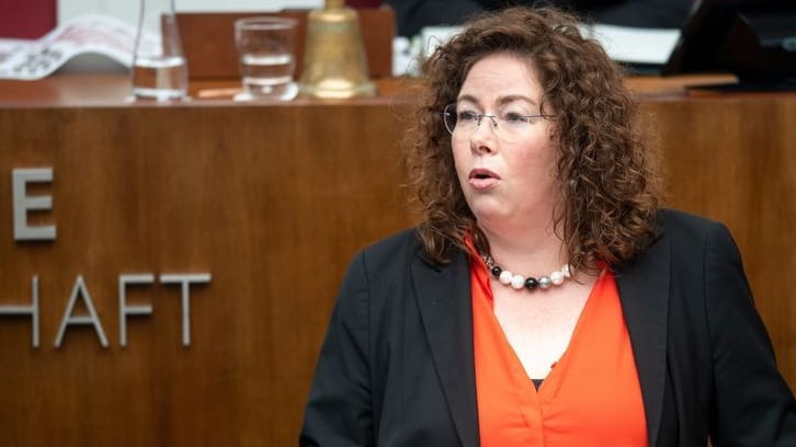 Sandra Ahrens (CDU) spricht bei einer Sitzung der Bremischen Bürgerschaft (Archivfoto): Sie erstattete Anzeige gegen das Jugendamt, für Bremens Sozialsenatorin ist der Fall hingegen abgeschlossen. Sandra Ahrens (CDU) spricht bei einer Sitzung der Bremischen Bürgerschaft (Archivfoto): Sie erstattete Anzeige gegen das Jugendamt, für Bremens Sozialsenatorin ist der Fall hingegen abgeschlossen.