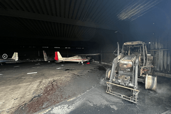 Der Traktor ist vollständig ausgebrannt, mehrere im Hangar geparkte Flugzeuge wurden massiv beschädigt.