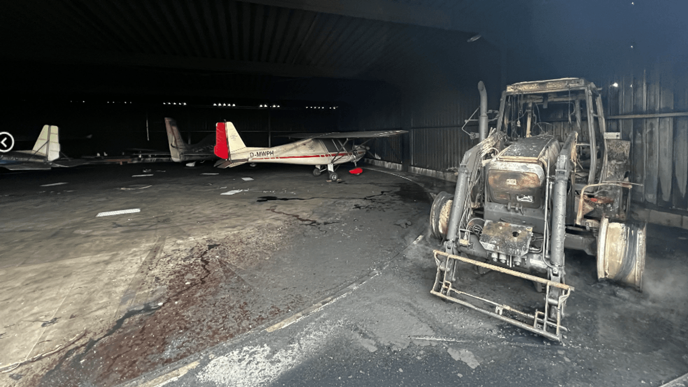 Der Traktor ist vollständig ausgebrannt, mehrere im Hangar geparkte Flugzeuge wurden massiv beschädigt.