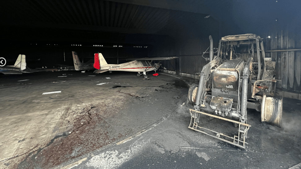 Der Traktor ist vollständig ausgebrannt, mehrere im Hangar geparkte Flugzeuge wurden massiv beschädigt. Der Traktor ist vollständig ausgebrannt, mehrere im Hangar geparkte Flugzeuge wurden massiv beschädigt.
