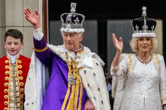 König Charles III. und Königin Camilla: Die beiden winken am Tag ihrer Krönung, am 6. Mai 2023, vom Balkon des Buckingham-Palastes.