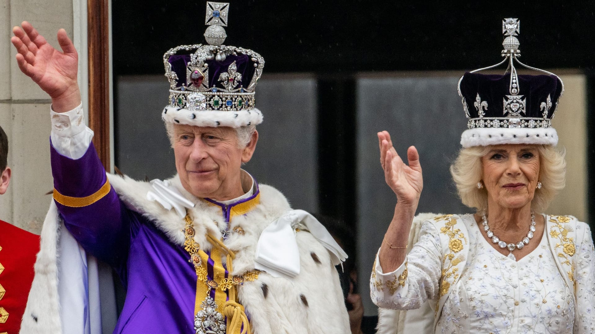 König Charles III. und Königin Camilla: Die beiden winken am Tag ihrer Krönung, am 6. Mai 2023, vom Balkon des Buckingham-Palastes. König Charles III. und Königin Camilla: Die beiden winken am Tag ihrer Krönung, am 6. Mai 2023, vom Balkon des Buckingham-Palastes.