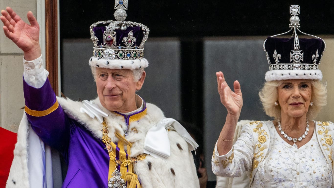 König Charles III. und Königin Camilla: Die beiden winken am Tag ihrer Krönung, am 6. Mai 2023, vom Balkon des Buckingham-Palastes.