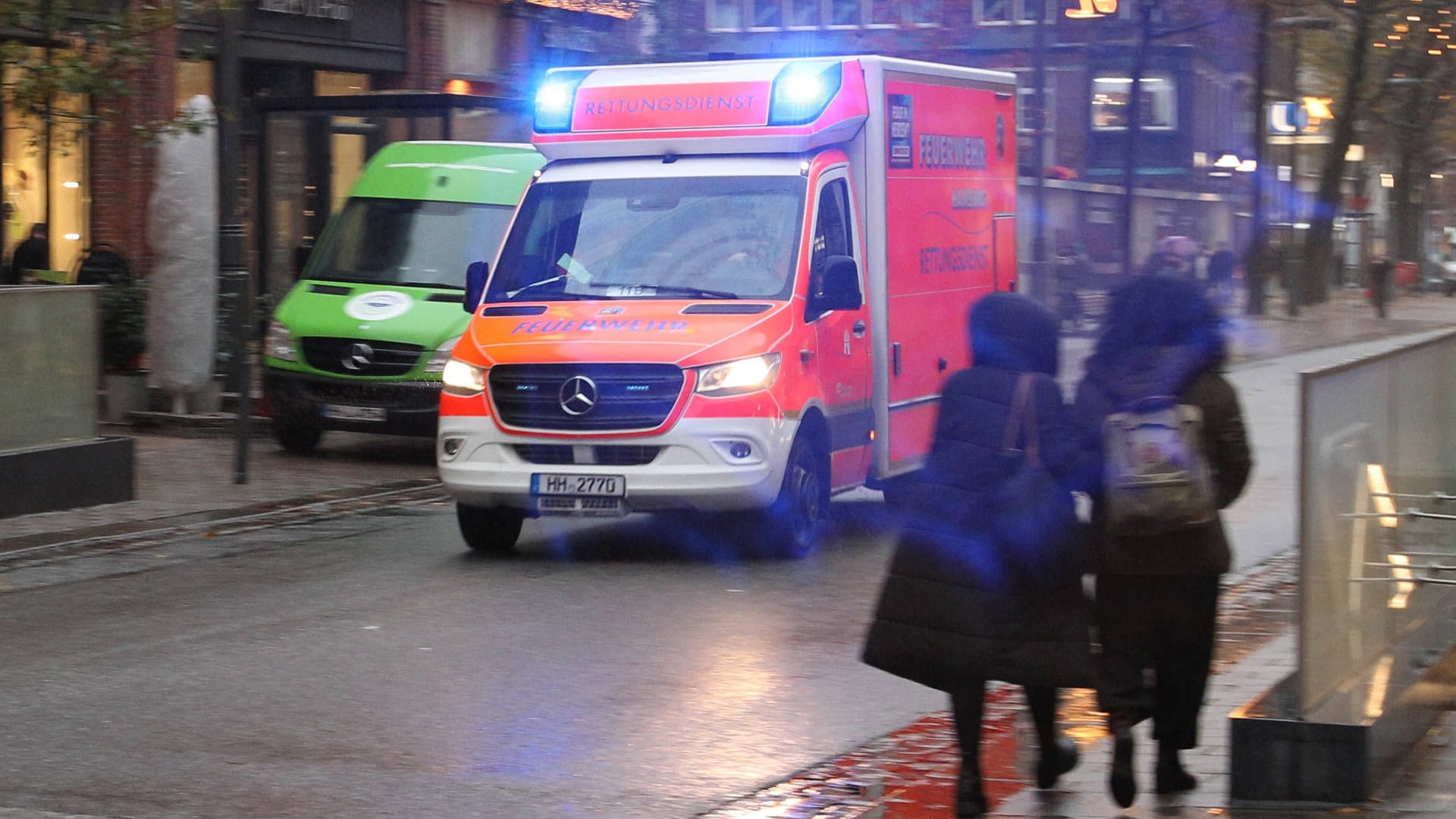 Rettungswagen in Hamburg (Symbolfoto): Auf St. Pauli kam es zu einem Rettungseinsatz.