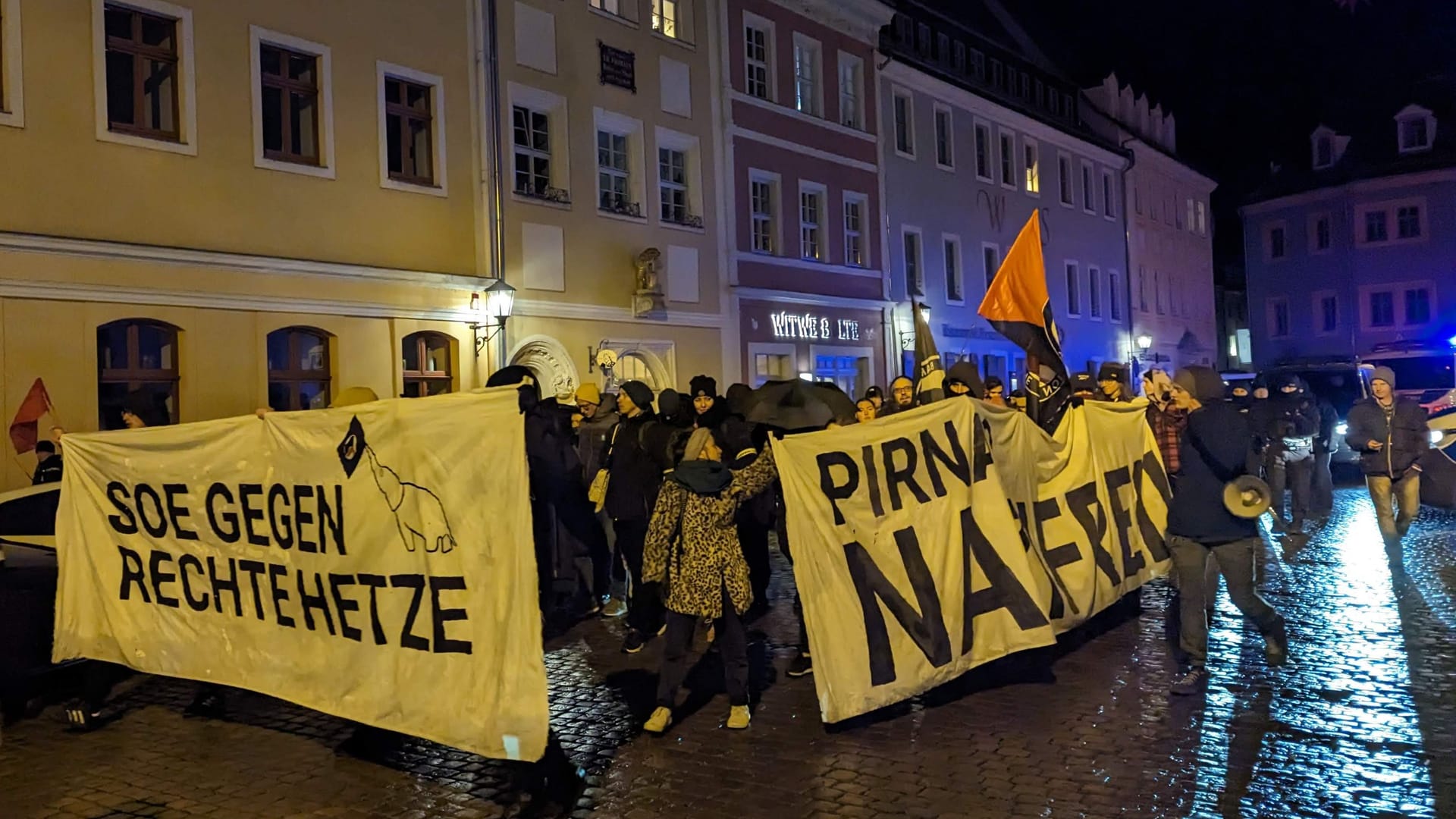 Die Gegendemo reist gemeinschaftlich zum Bahnhof ab: Alleine würden sie in Pirna von Neonazis abgefangen, habe die Erfahrung gezeigt.