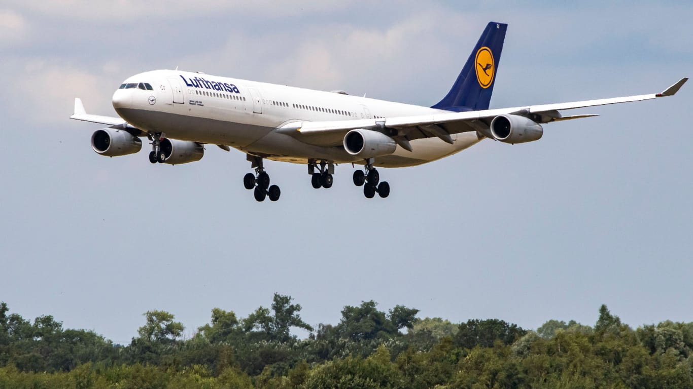 Airbus A340 der Lufthansa im Landeanflug (Symbolfoto): Der Flieger macht nicht zum ersten Mal Probleme.
