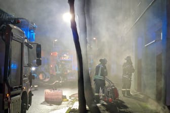 Einsatzkräfte der Feuerwehr in Hagen: In einem Mehrfamilienhaus wurde in einem Keller offenbar Feuer gelegt.