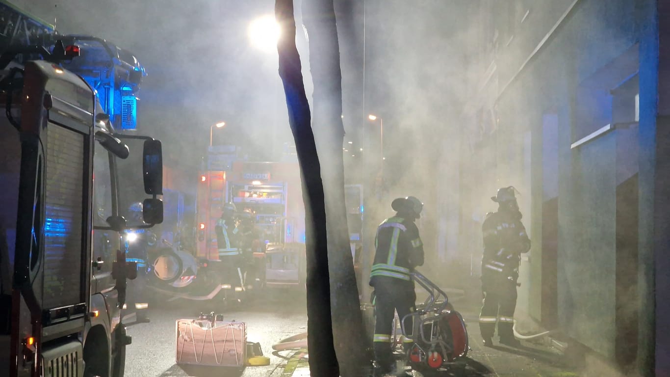 Einsatzkräfte der Feuerwehr in Hagen: In einem Mehrfamilienhaus wurde in einem Keller offenbar Feuer gelegt.