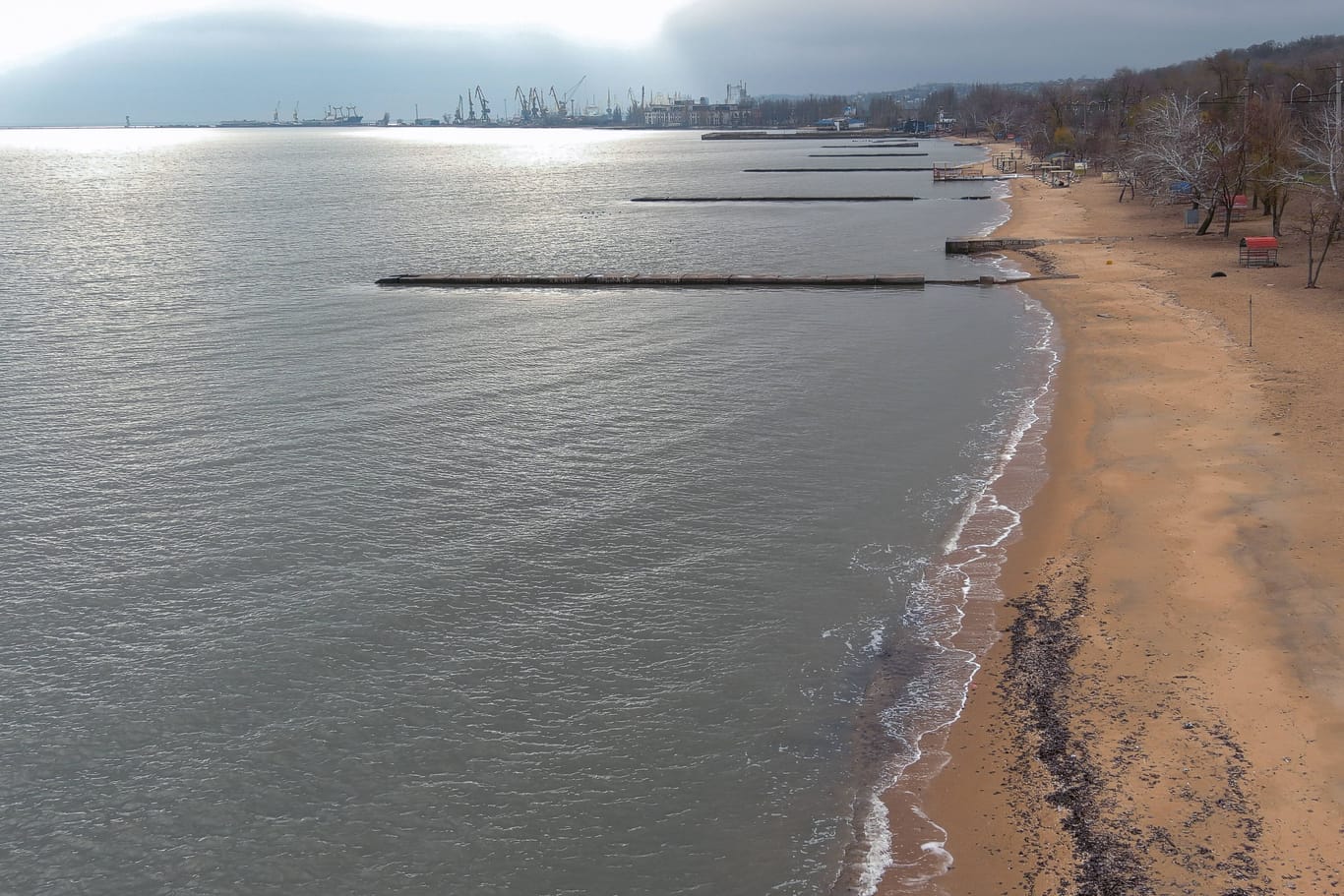 Strand von Mariupol am Asowschen Meer (Archivbild): Unter den oberen Sandschichten sei radioaktiver Thoriumsand zum Vorschein gekommen. Wie es dazu kam, ist umstritten.
