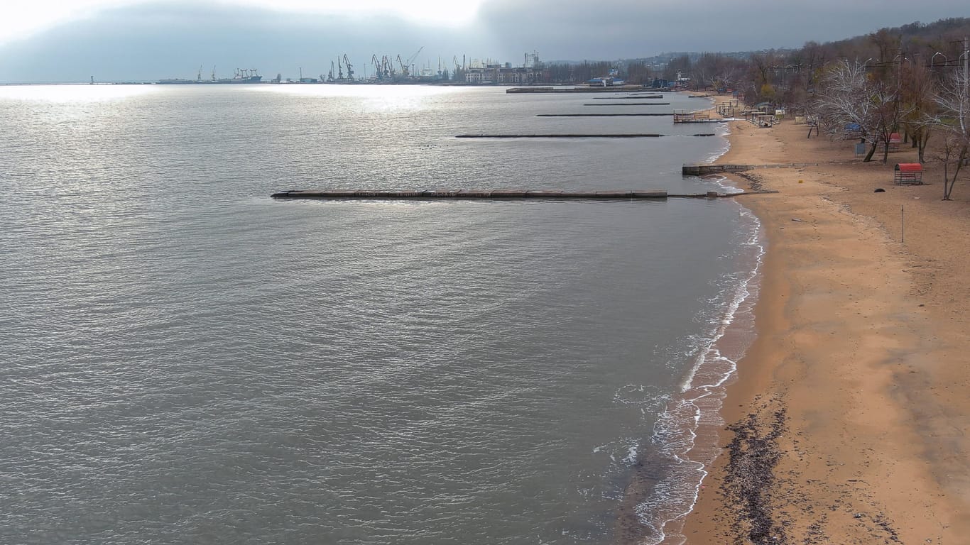 Strand von Mariupol am Asowschen Meer (Archivbild): Unter den oberen Sandschichten sei radioaktiver Thoriumsand zum Vorschein gekommen. Wie es dazu kam, ist umstritten.