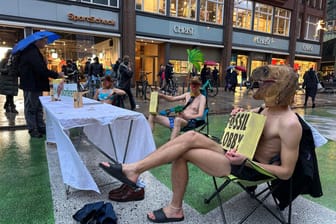 Klimaprotest in der Hamburger Innenstad: Klimaaktivisten von "Extincion Rebellion" protestierten in Badekleidung.