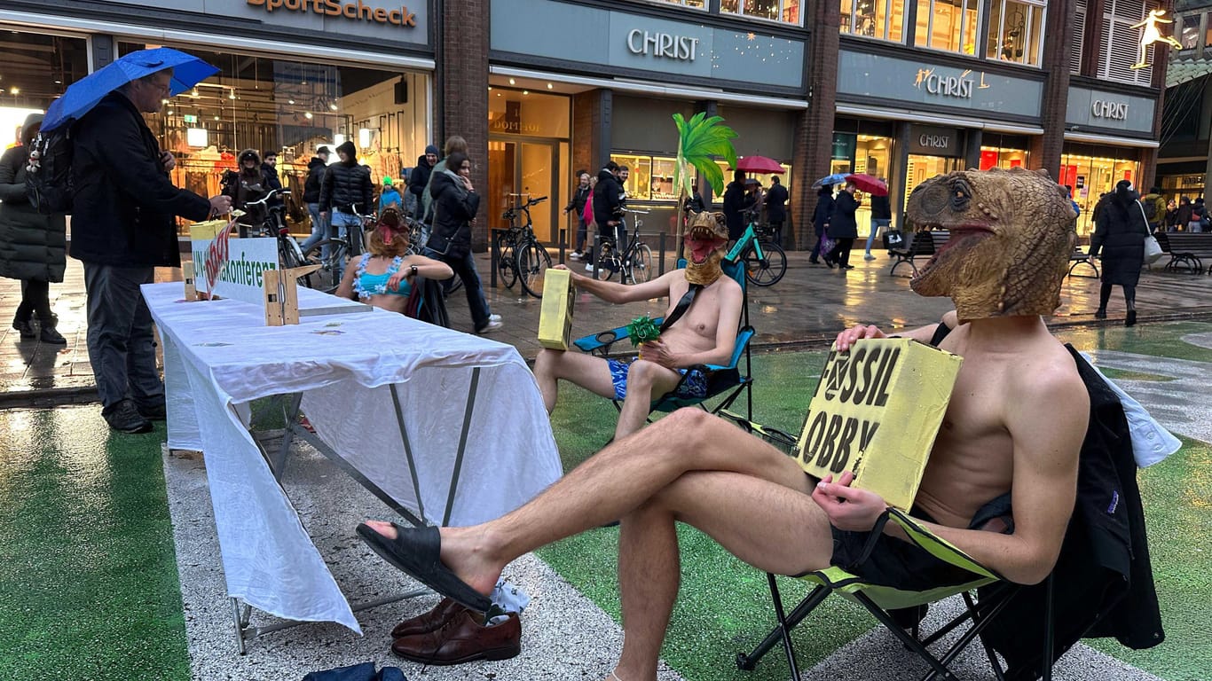 Klimaprotest in der Hamburger Innenstad: Klimaaktivisten von "Extincion Rebellion" protestierten in Badekleidung.