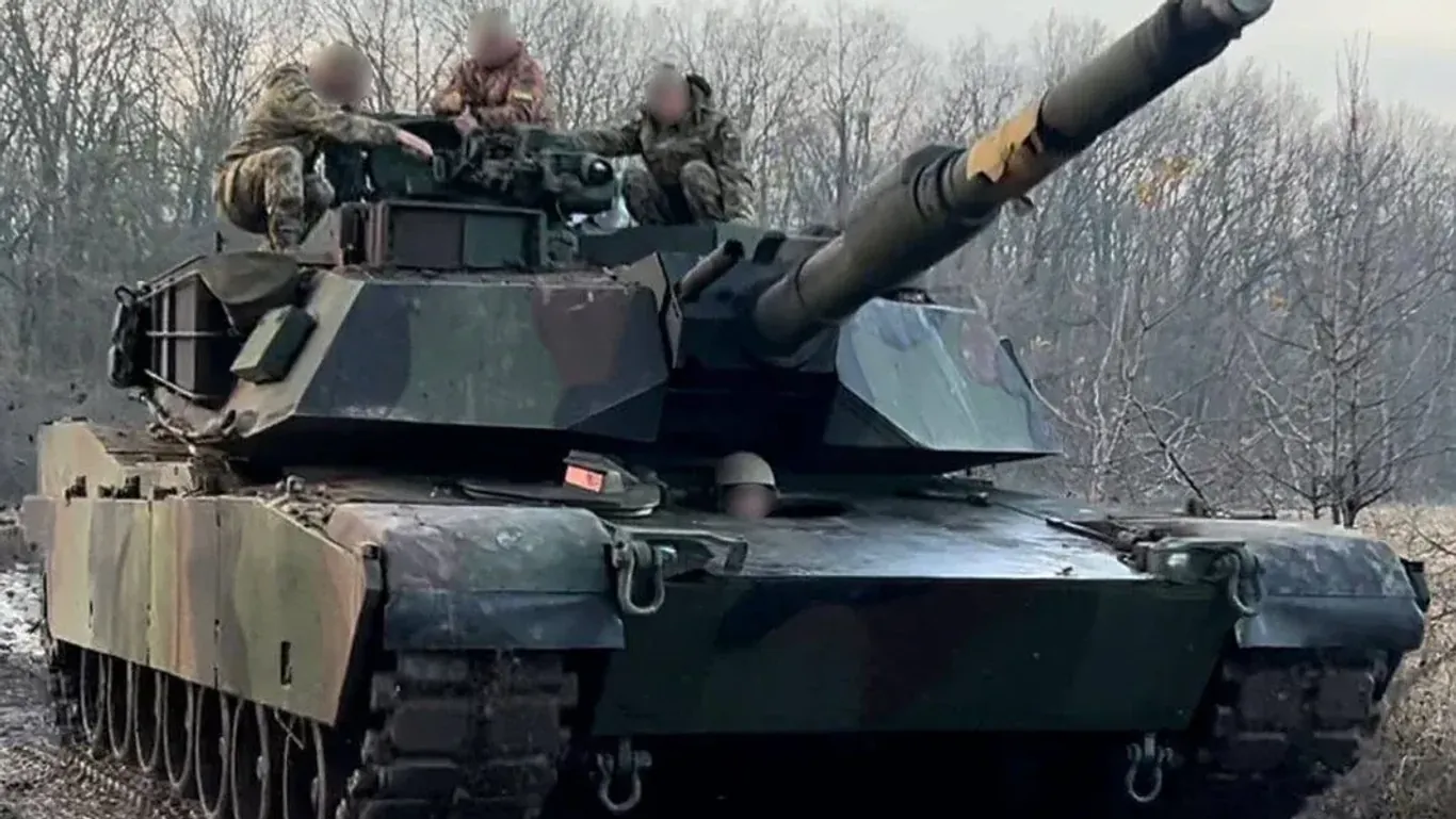 Ukrainische Soldaten auf Kampfpanzer vom Typ Abrams: 31 Stück der US-amerikanischen Kriegsmaschinen seien in seinem Land angekommen, sagt Präsident Wolodymyr Selenskyj.