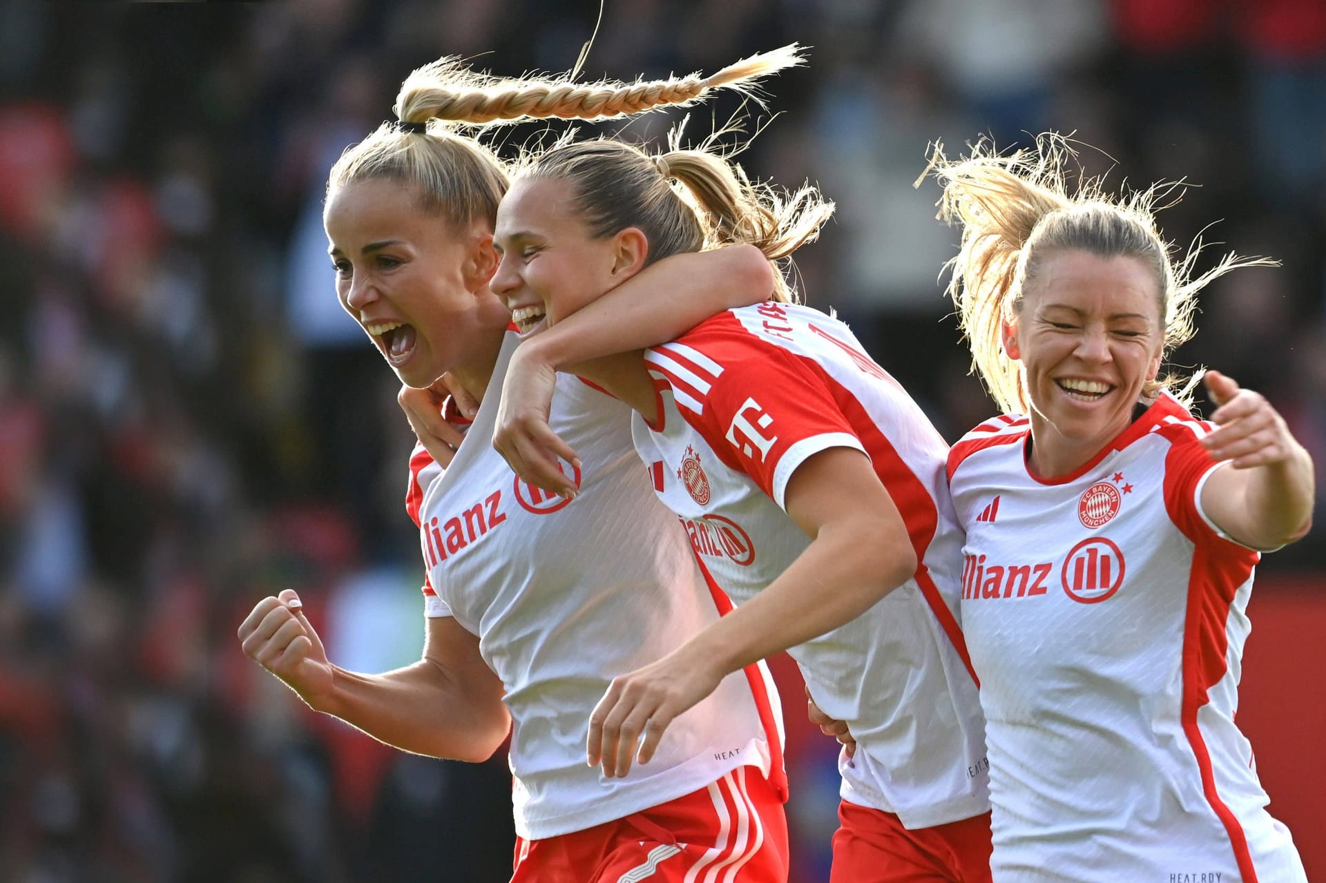 Jubel in rot-weiß: Bayern dominiert gegen den VfL Wolfsburg.