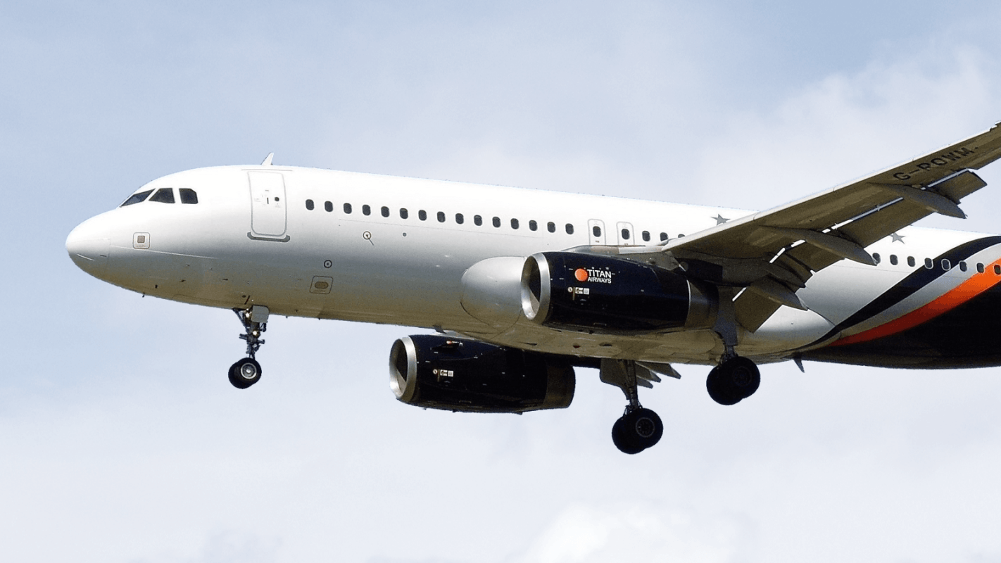 Ein Flugzeug der Titan Airways: Bei einem Flug lösten sich die Außenscheiben von mehreren Fenstern.