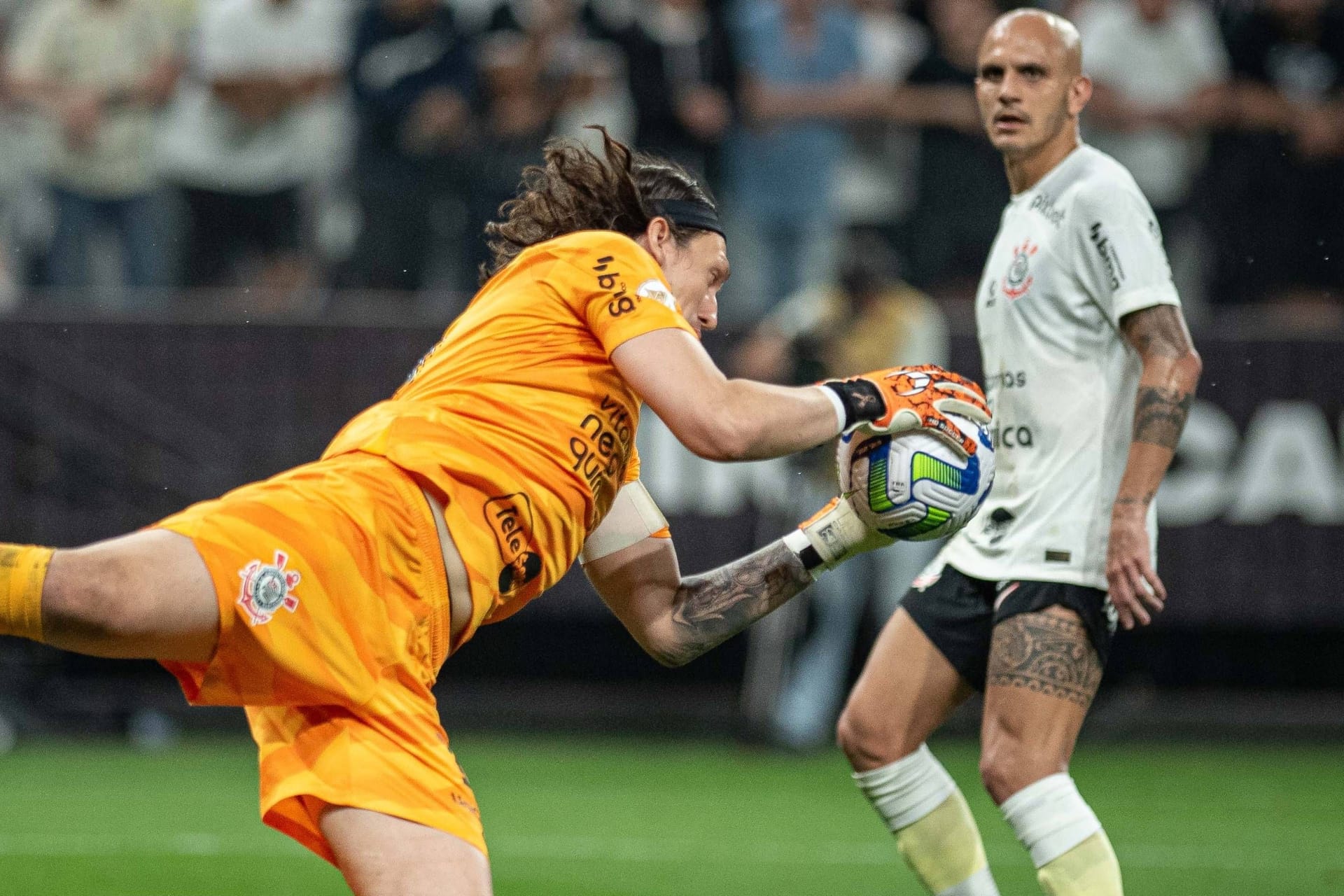 Corinthians-Torwart Cássio hält den Ball fest: In einer anderen Szene ließ er das Leder durch.