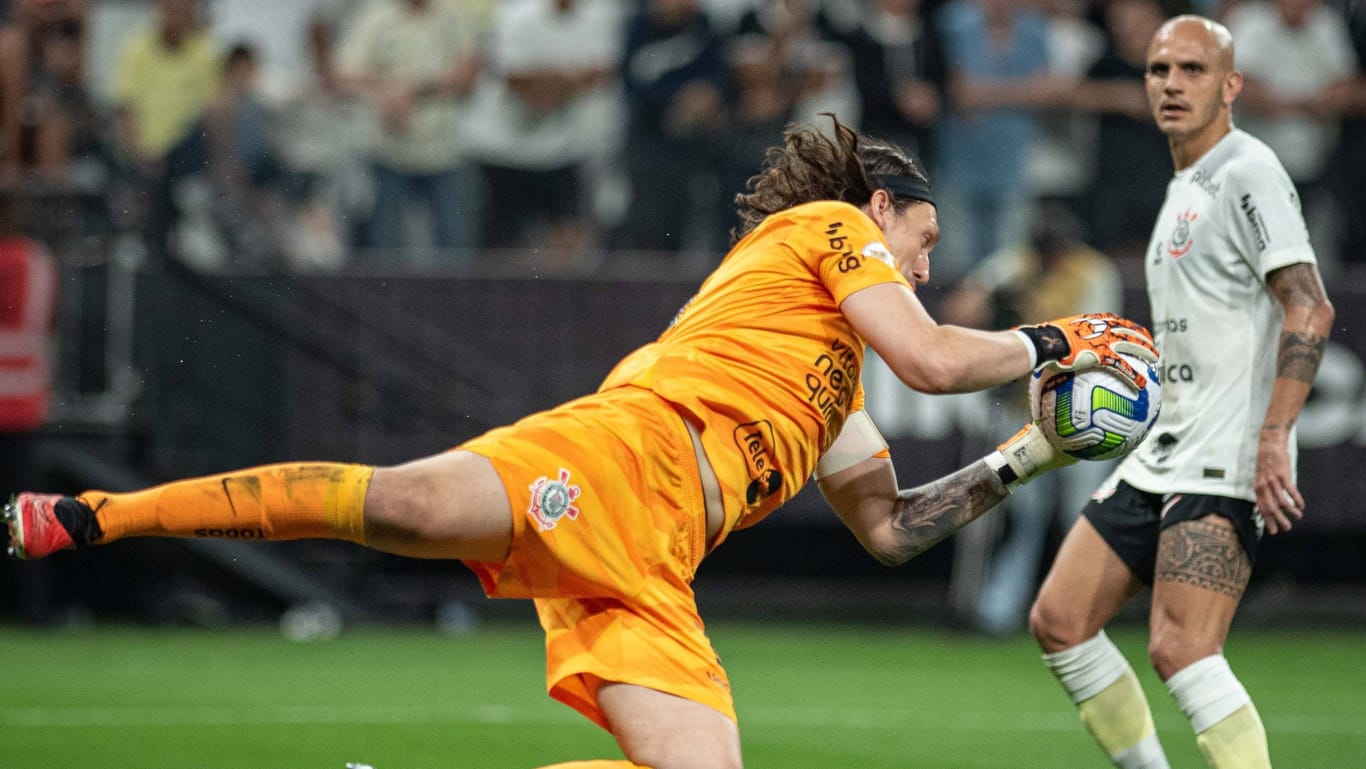 Corinthians-Torwart Cássio hält den Ball fest: In einer anderen Szene ließ er das Leder durch.