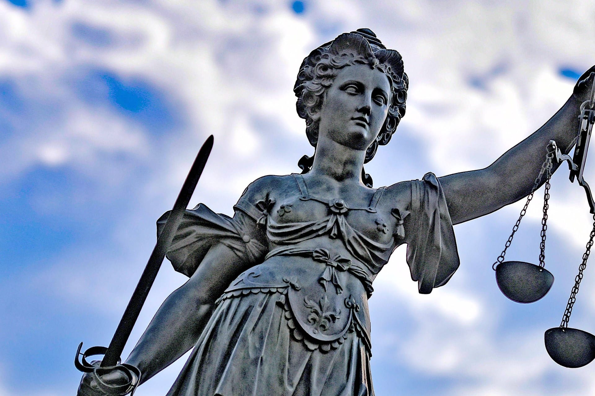 Justitia, Göttin der Gerechtigkeit (Symbolbild): Die angeklagte Mutter soll Jugendliche zu sexuellem Missbrauch gedrängt und dabei zugesehen haben.