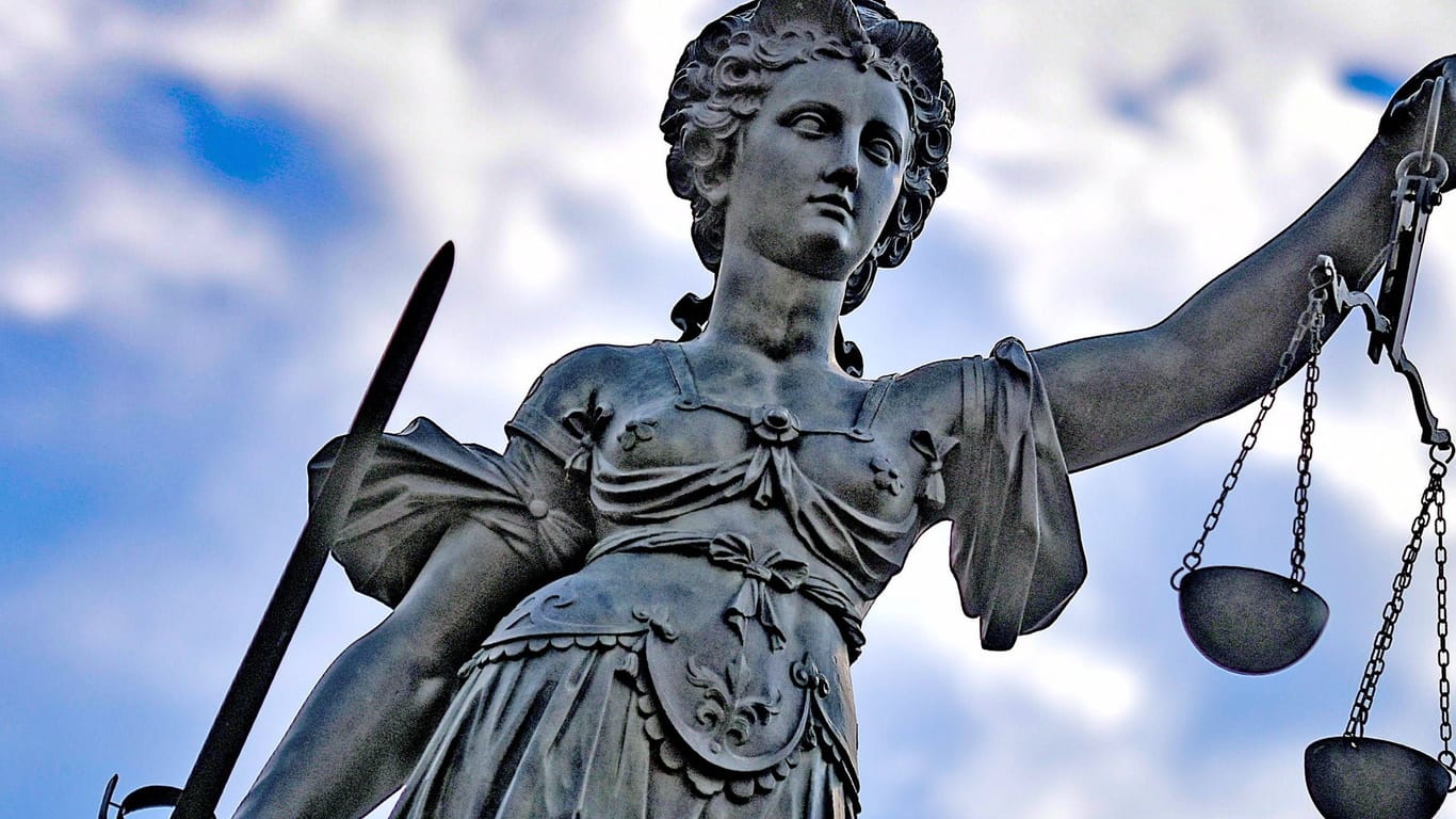 Justitia, Göttin der Gerechtigkeit (Symbolbild): Die angeklagte Mutter soll Jugendliche zu sexuellem Missbrauch gedrängt und dabei zugesehen haben.