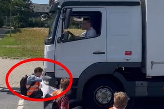 Lkw-Fahrer fährt Klimaaktivisten in Stralsund an: Der junge Mann blieb unverletzt.