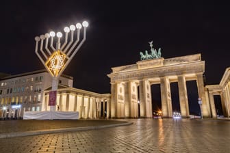 Chanukka-Leuchter am Brandenburger Tor, 6 Kerzen brennen am Chanukka-Leuchter anlässlich der Chanukka-Feiertage