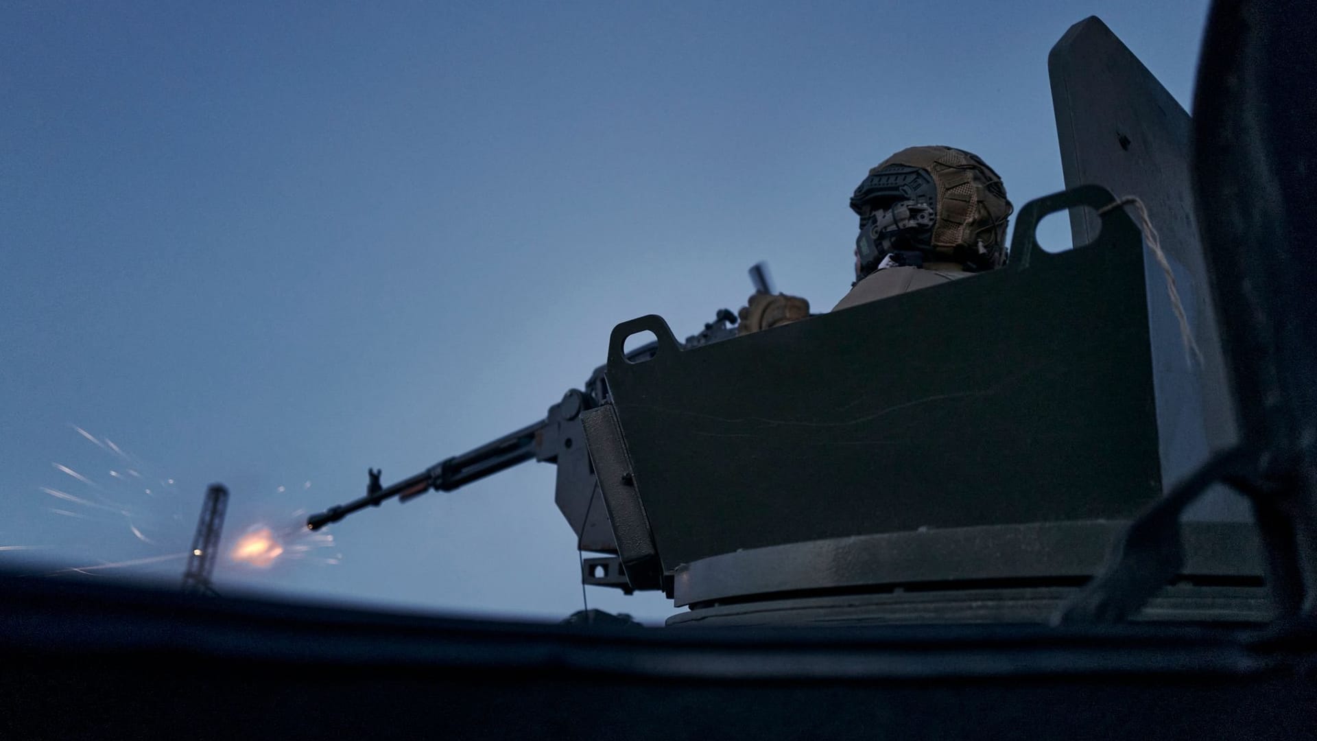 Ein ukrainischer Soldat während eines Gefechts in Awdijiwka (Archivbild): Russland erhöht offenbar den Druck.