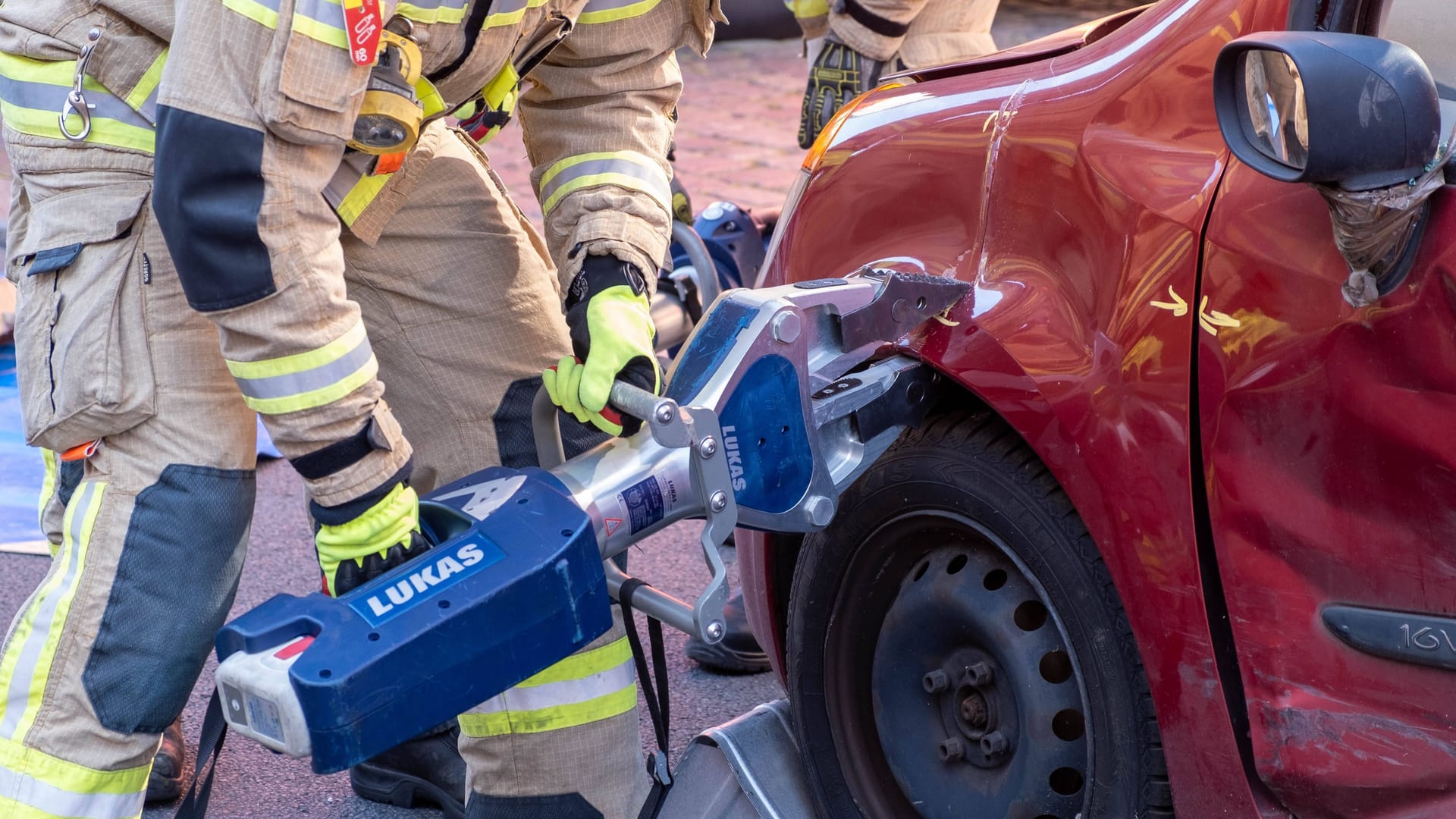 Ein Feuerwehrmann benutzt Rettungswerkzeug (Symbolbild): Die Berliner Feuerwehr meldet Werkzeugverlust im Wert von 700.000 Euro.