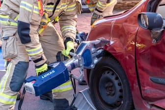 Ein Feuerwehrmann benutzt Rettungswerkzeug (Symbolbild): Die Berliner Feuerwehr meldet Werkzeugverlust im Wert von 700.000 Euro.