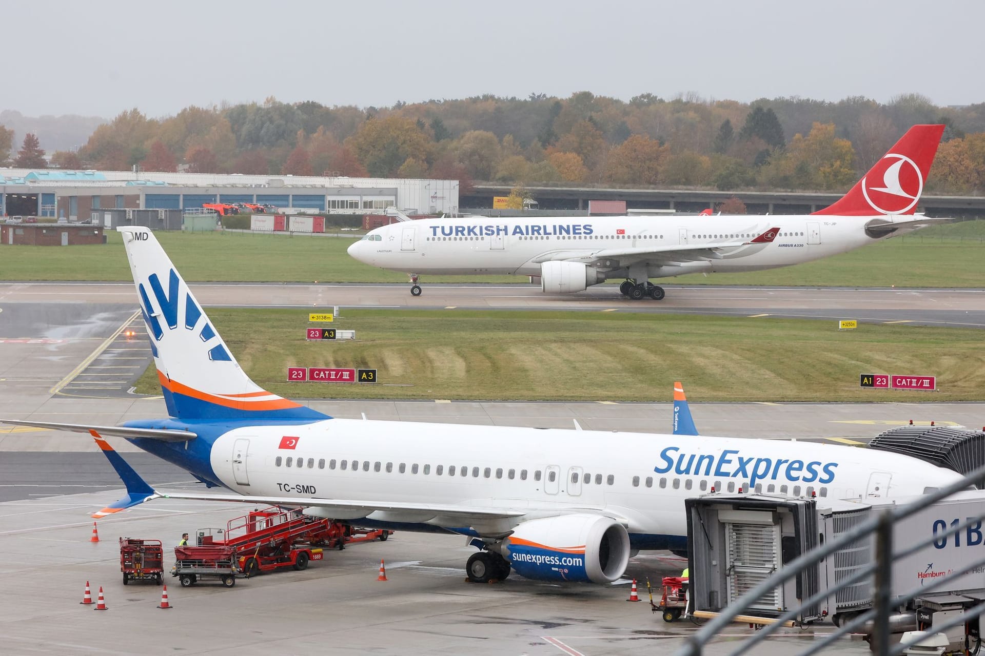 Ein Flugzeug der Turkish Airlines wartet auf die Startfreigabe (Symbolbild): Die Maschinen am Hamburger Flughafen starten und landen wieder regulär.