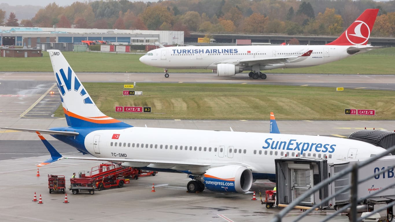Ein Flugzeug der Turkish Airlines wartet auf die Startfreigabe (Symbolbild): Die Maschinen am Hamburger Flughafen starten und landen wieder regulär.