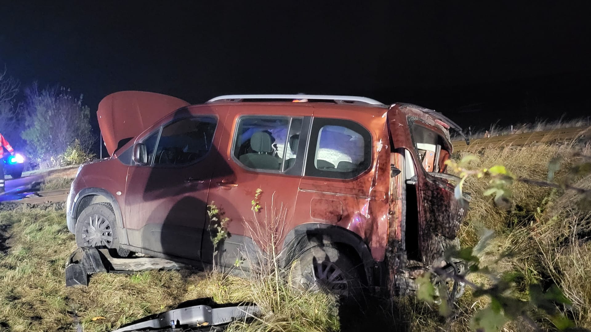 Der Peugeot wurde am Heck getroffen und in eine Böschung geschleudert.