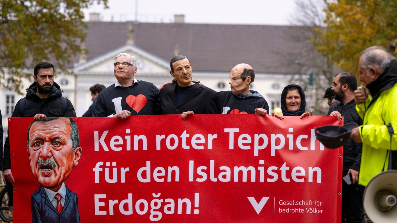 Berlin: Demonstranten protestieren vor dem Schloss Bellevue gegen den Berlin-Besuch des türkischen Präsidenten Erdoğan.