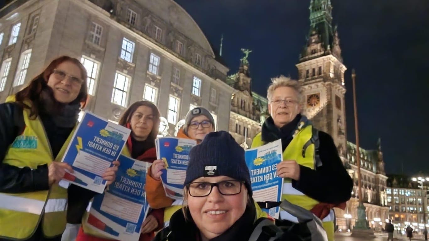 Hamburg: Kita-Mitarbeiter halten eine Mahnwache vor dem Rathaus.