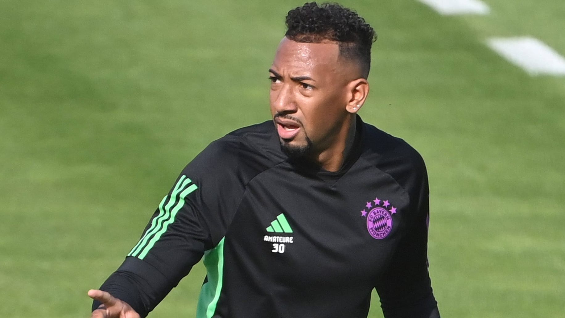 Jérôme Boateng: Der Abwehrspieler ist aktuell vereinslos, hält sich bei den Bayern fit.