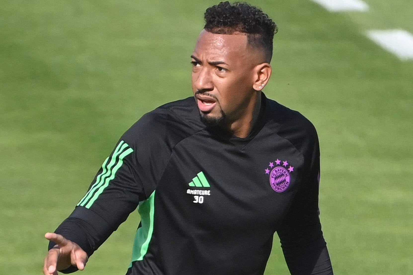 Jérôme Boateng: Der Abwehrspieler ist aktuell vereinslos, hält sich bei den Bayern fit.