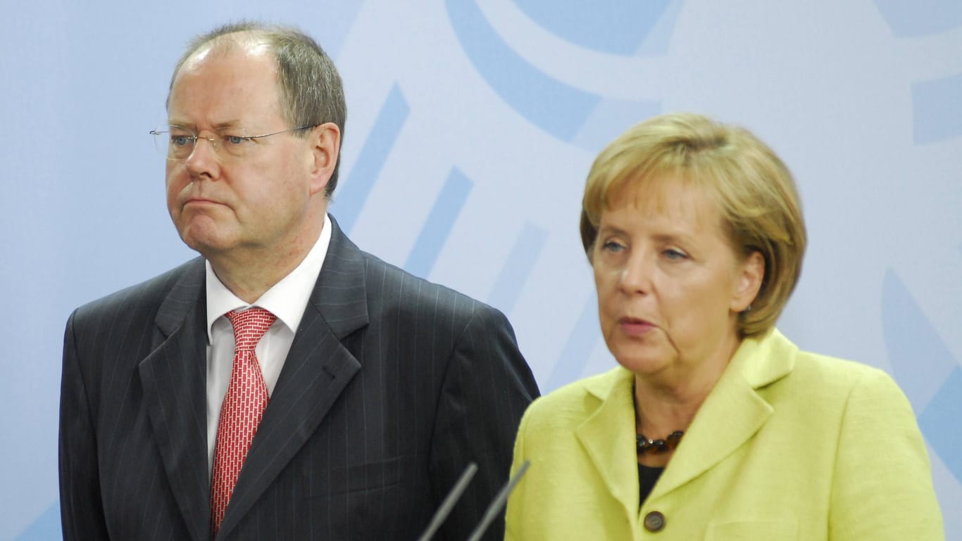 Steinbrück 2009 als damaliger Finanzminister mit der früheren Bundeskanzlerin Angela Merkel: Seinerzeit wurde die Schuldenbremse verabschiedet.