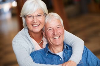 Glückliches Seniorenpaar: Wie gesund wir im Alter bleiben, hängt nicht nur von unseren Genen ab.
