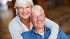 Glückliches Seniorenpaar: Wie gesund wir im Alter bleiben, hängt nicht nur von unseren Genen ab.