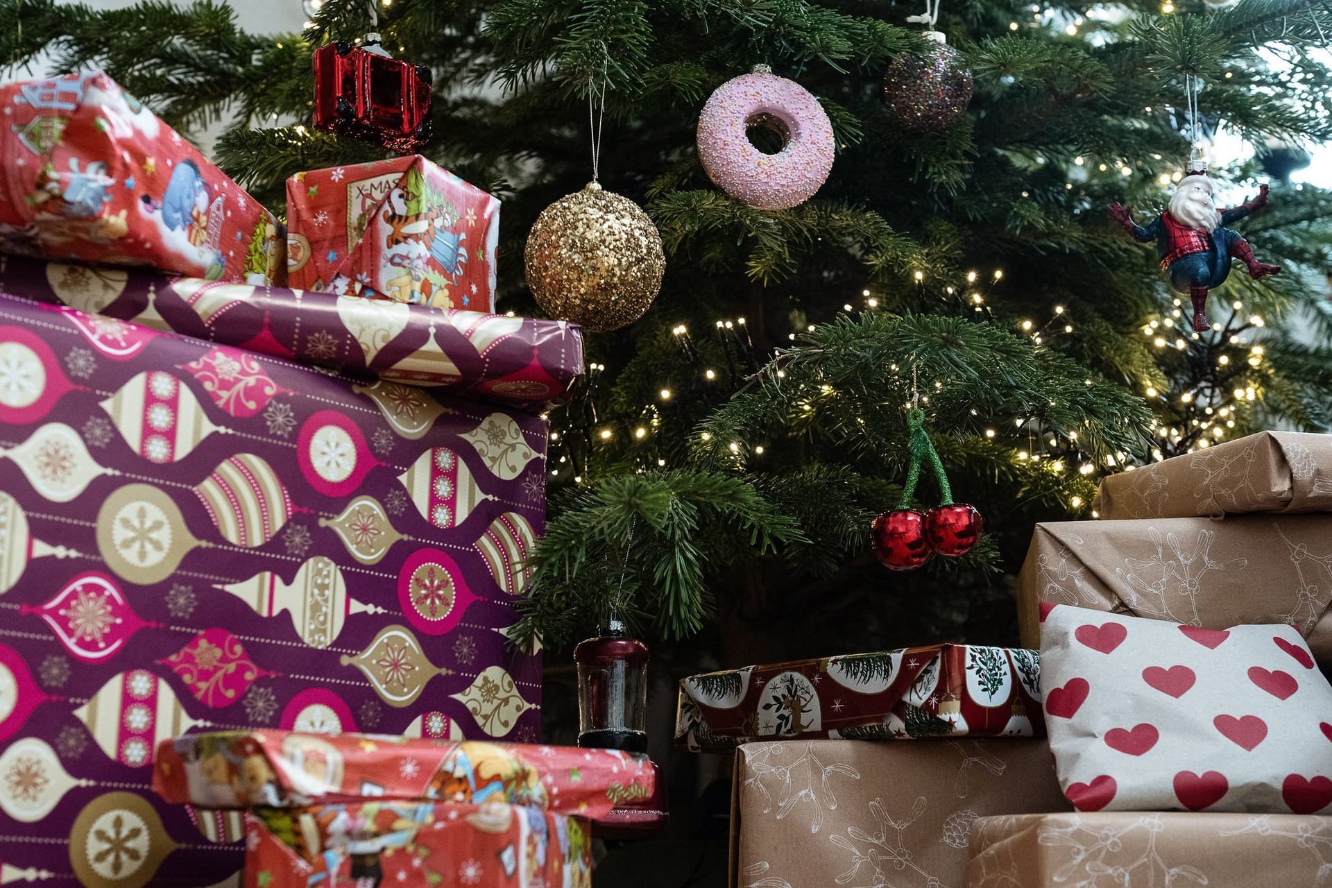 Weihnachtsgeschenke unter einem Baum Weihnachtsgeschenke unter einem Baum