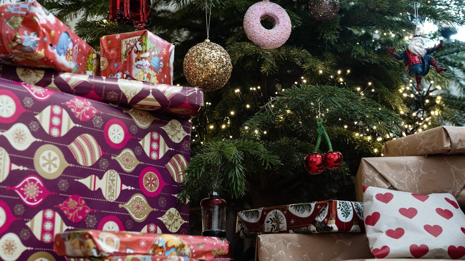 Weihnachtsgeschenke unter einem Baum Weihnachtsgeschenke unter einem Baum