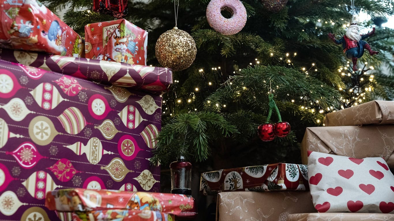 Weihnachtsgeschenke unter einem Baum