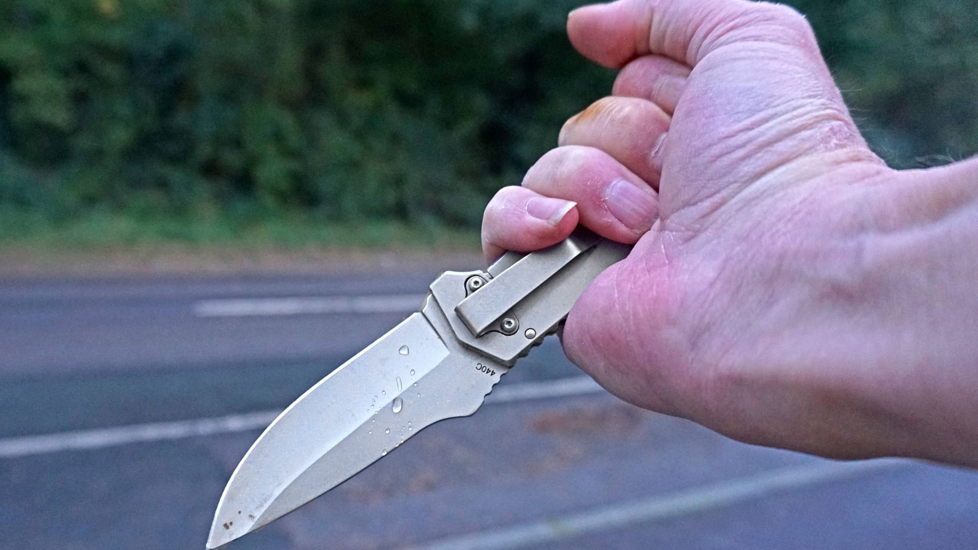 Ein Mann hält ein Messer in der Hand (Symbolbild): Warum der Täter auf sein Opfer einstach, ist noch völlig unklar. Ein Mann hält ein Messer in der Hand (Symbolbild): Warum der Täter auf sein Opfer einstach, ist noch völlig unklar.