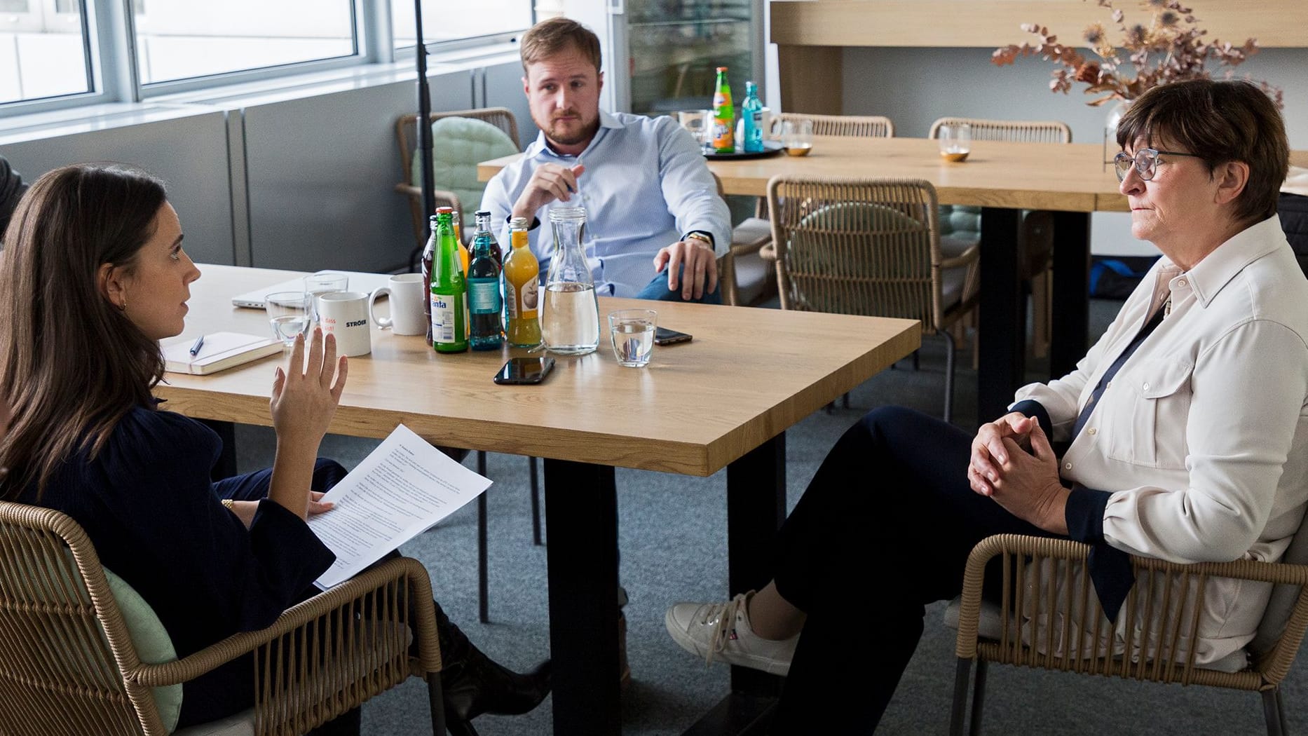 Saskia Esken (r.) im Gespräch mit den t-online-Redakteuren Sara Sievert (l.) und Daniel Mützel (M.).