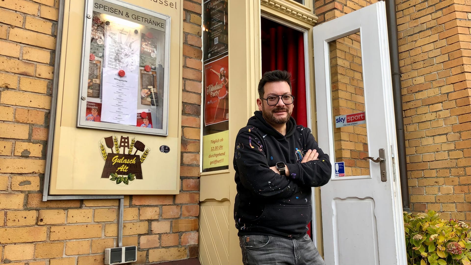 Betreiber Toni Link vor dem "Alten Bahnhof" in Oberkassel.