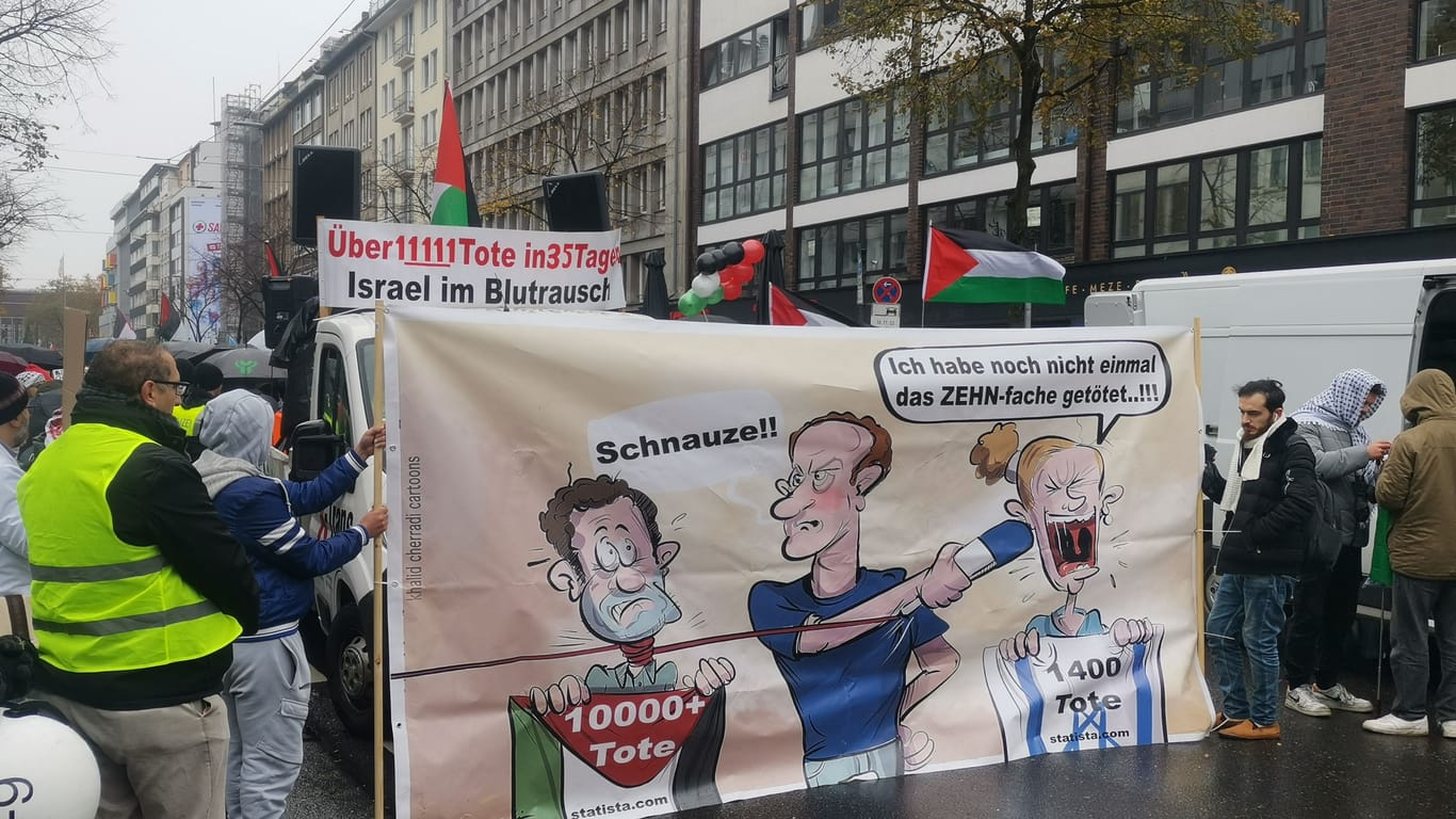 Pro-Palästinensische Demonstration in Düsseldorf: Auf der Versammlung wurden auch Anti-Israelische Banner wie dieses gezeigt.