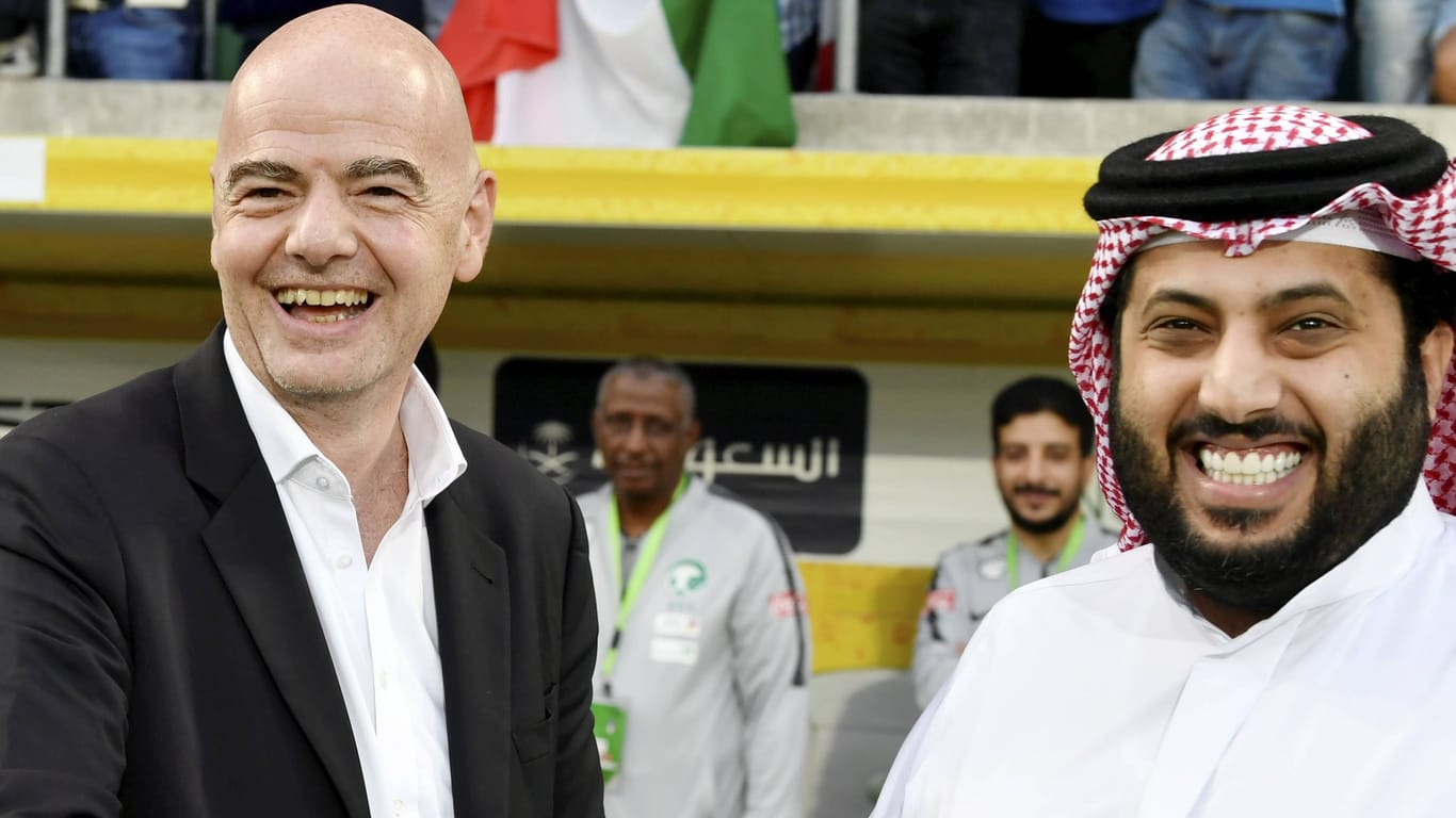 Gianni Infantino (li.) und Saudi-Arabiens Sportminister Abdulaziz bin Turki al-Faisal (Achivbild): Der Fifa-Präsident setzt sich für eine WM im Königreich ein.