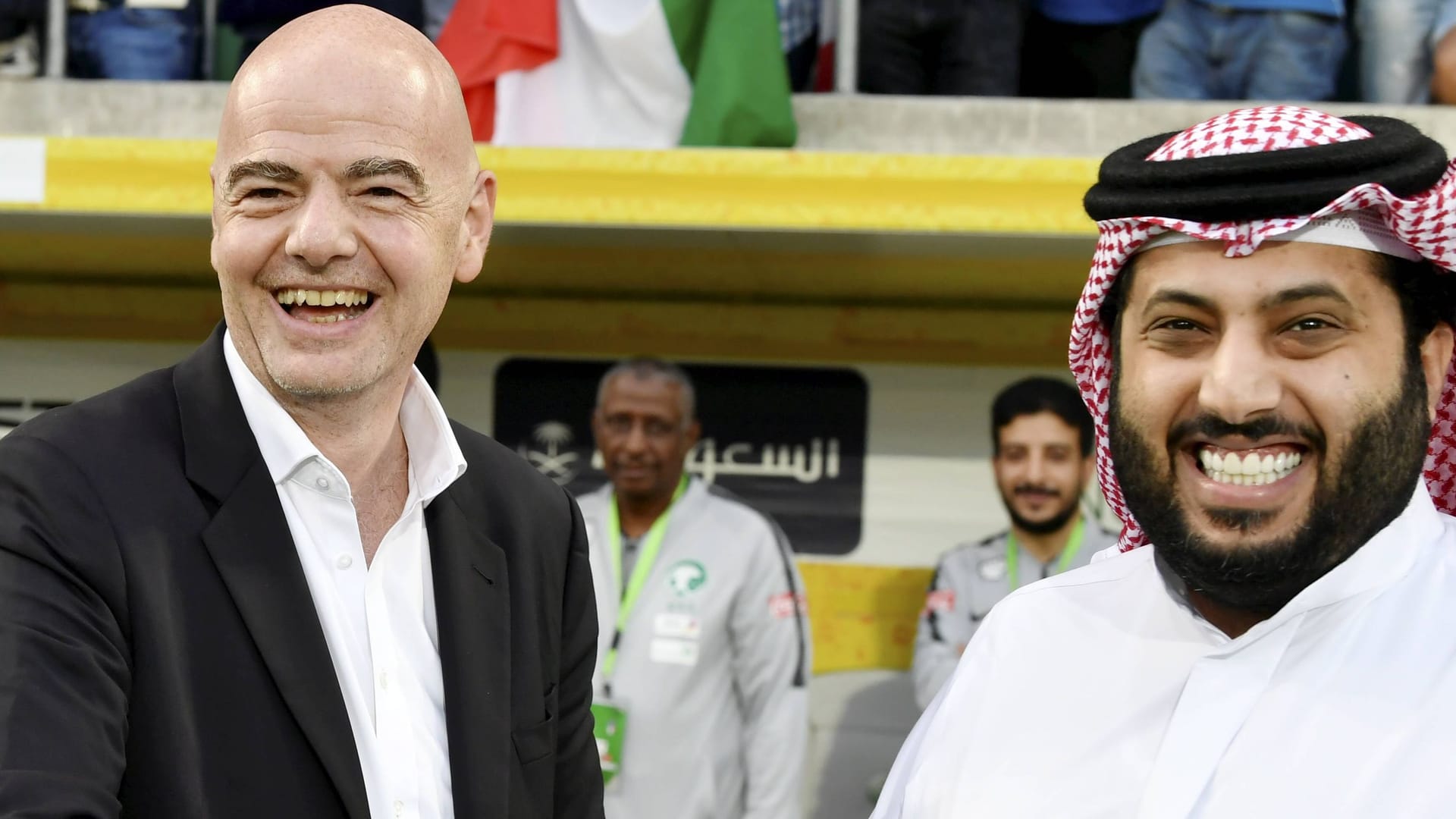 Gianni Infantino (li.) und Saudi-Arabiens Sportminister Abdulaziz bin Turki al-Faisal (Achivbild): Der Fifa-Präsident setzt sich für eine WM im Königreich ein.