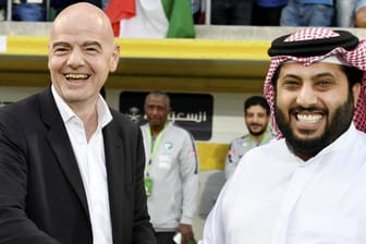 Gianni Infantino (li.) und Saudi-Arabiens Sportminister Abdulaziz bin Turki al-Faisal (Achivbild): Der Fifa-Präsident setzt sich für eine WM im Königreich ein.