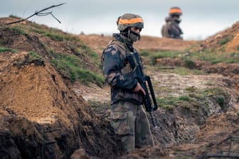 Ukrainische Soldaten trainieren mit der französischen Armee in Frankreich: In der Ukraine droht ein langer Abnutzungskrieg.