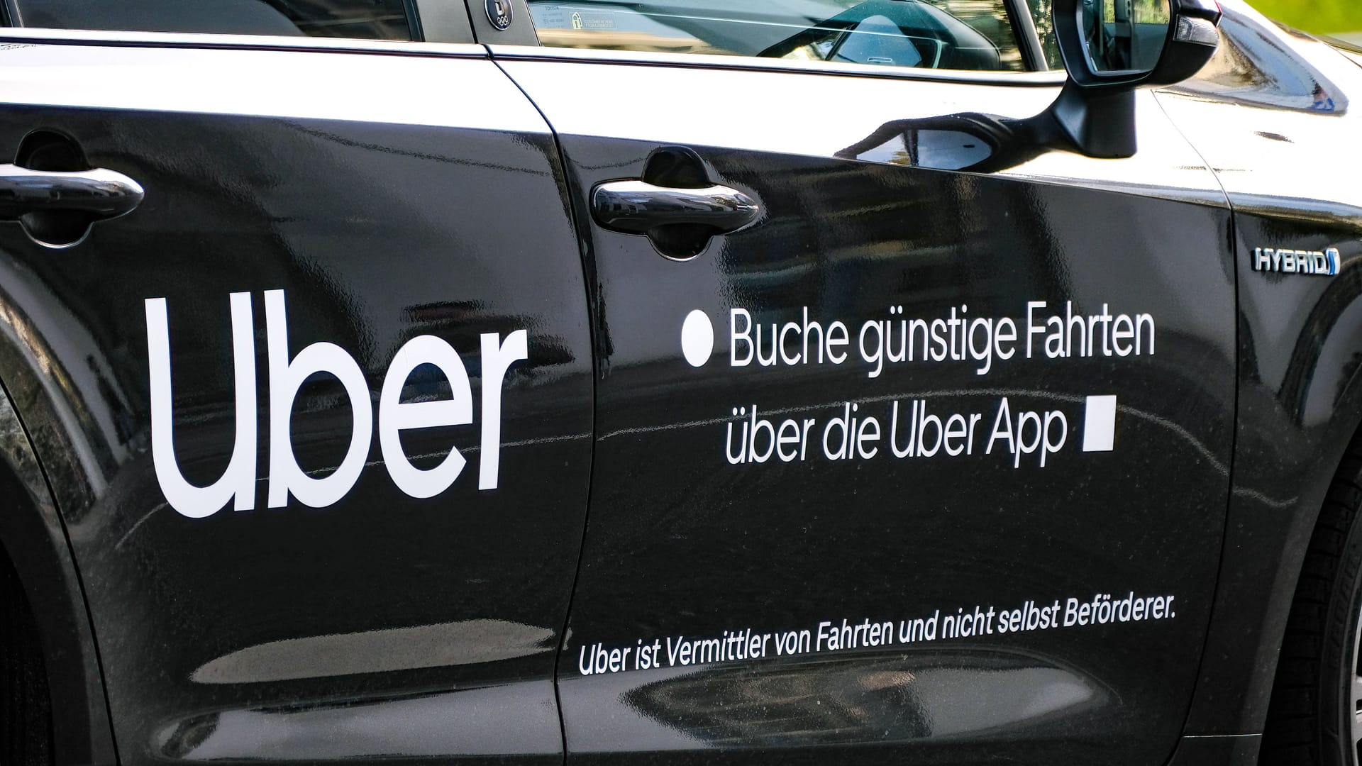 Ein Auto des Fahrdienstvermittlers Uber (Symbolbild): Immer wieder bleiben in den Fahrzeugen Dinge zurück.